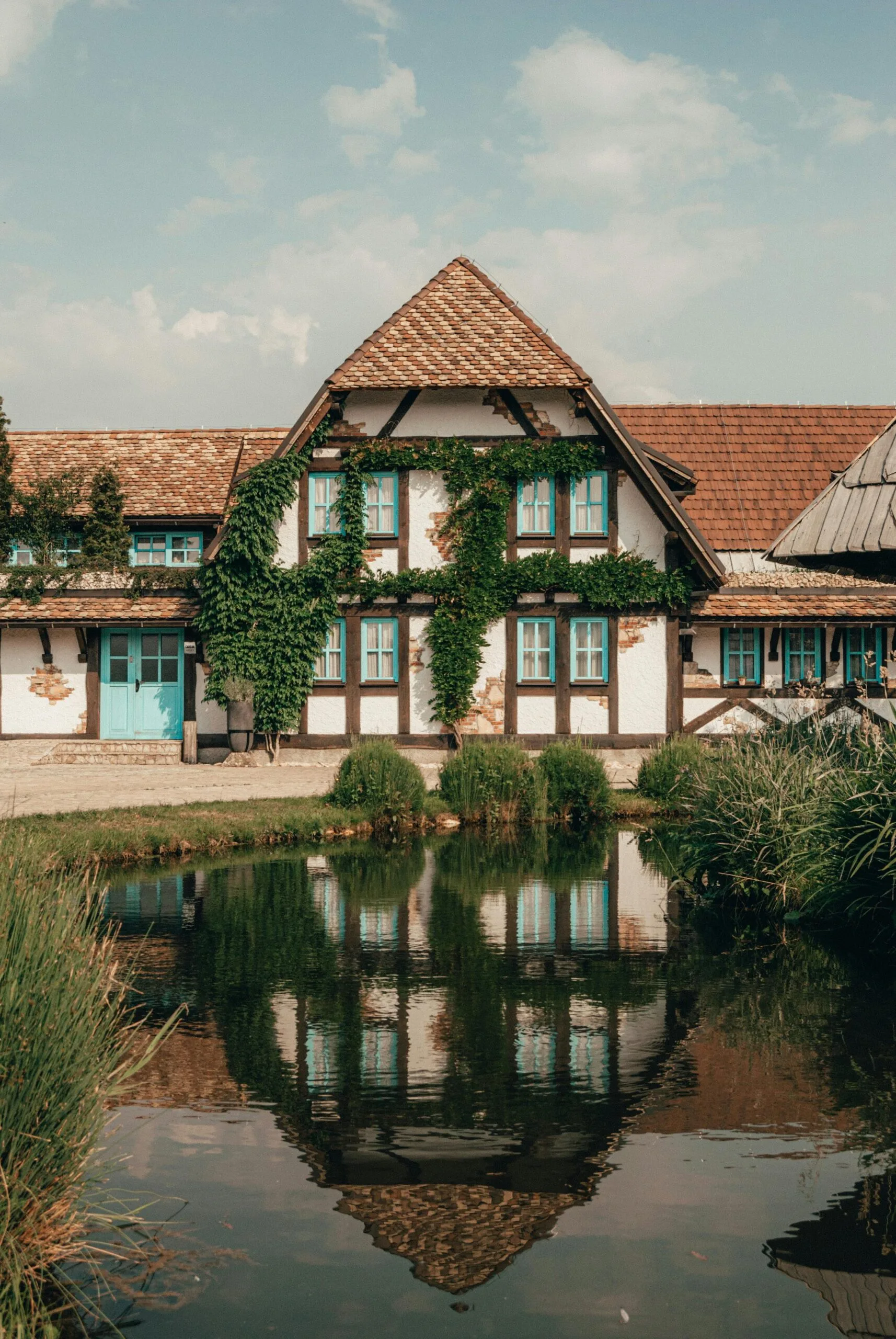 Altbau mit sanierungsbedürftigen Fenstern und Fachwerkfassade