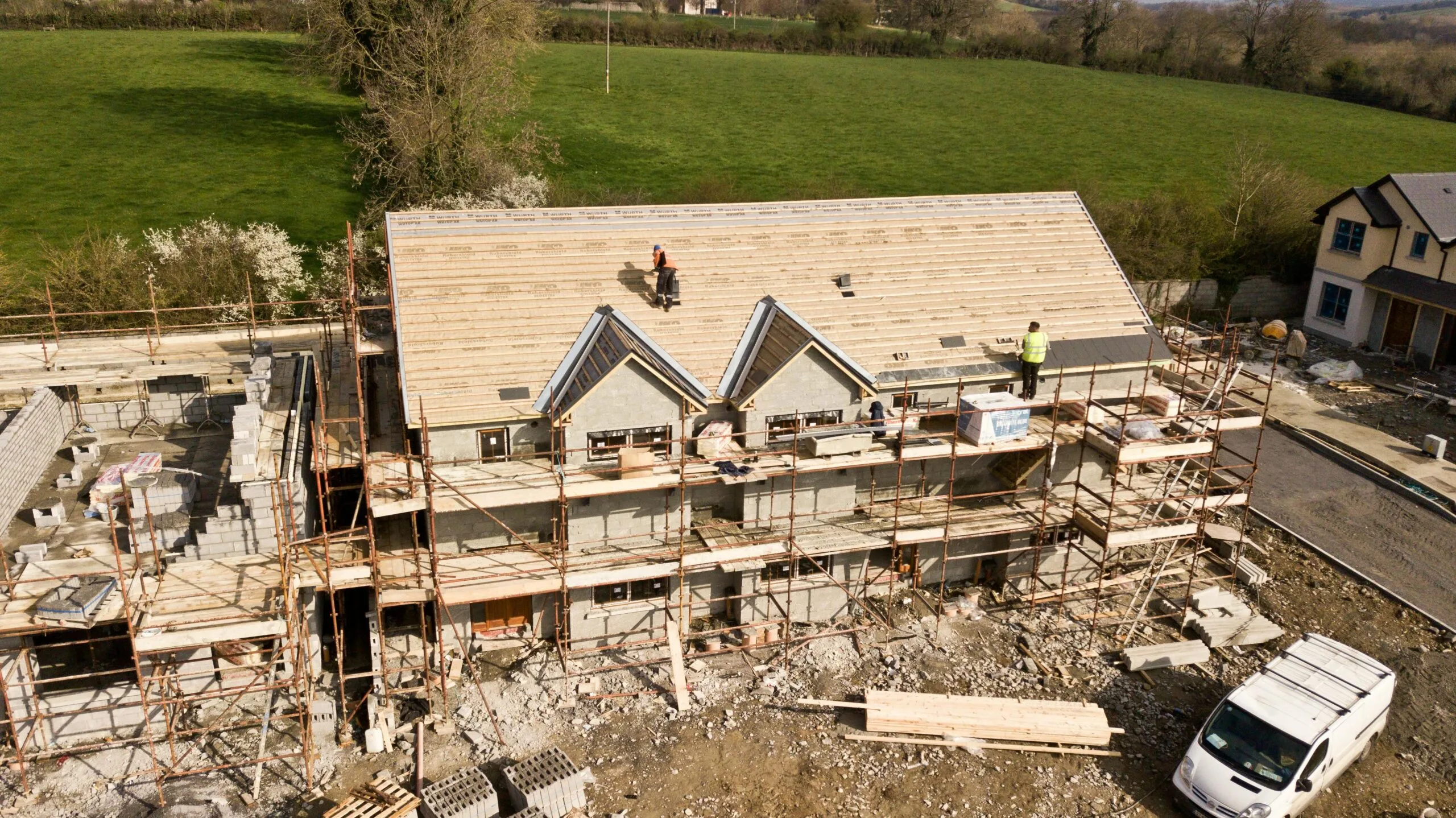 Dachsanierung mit Gerüst an einem Wohnhaus während der Dämmarbeiten